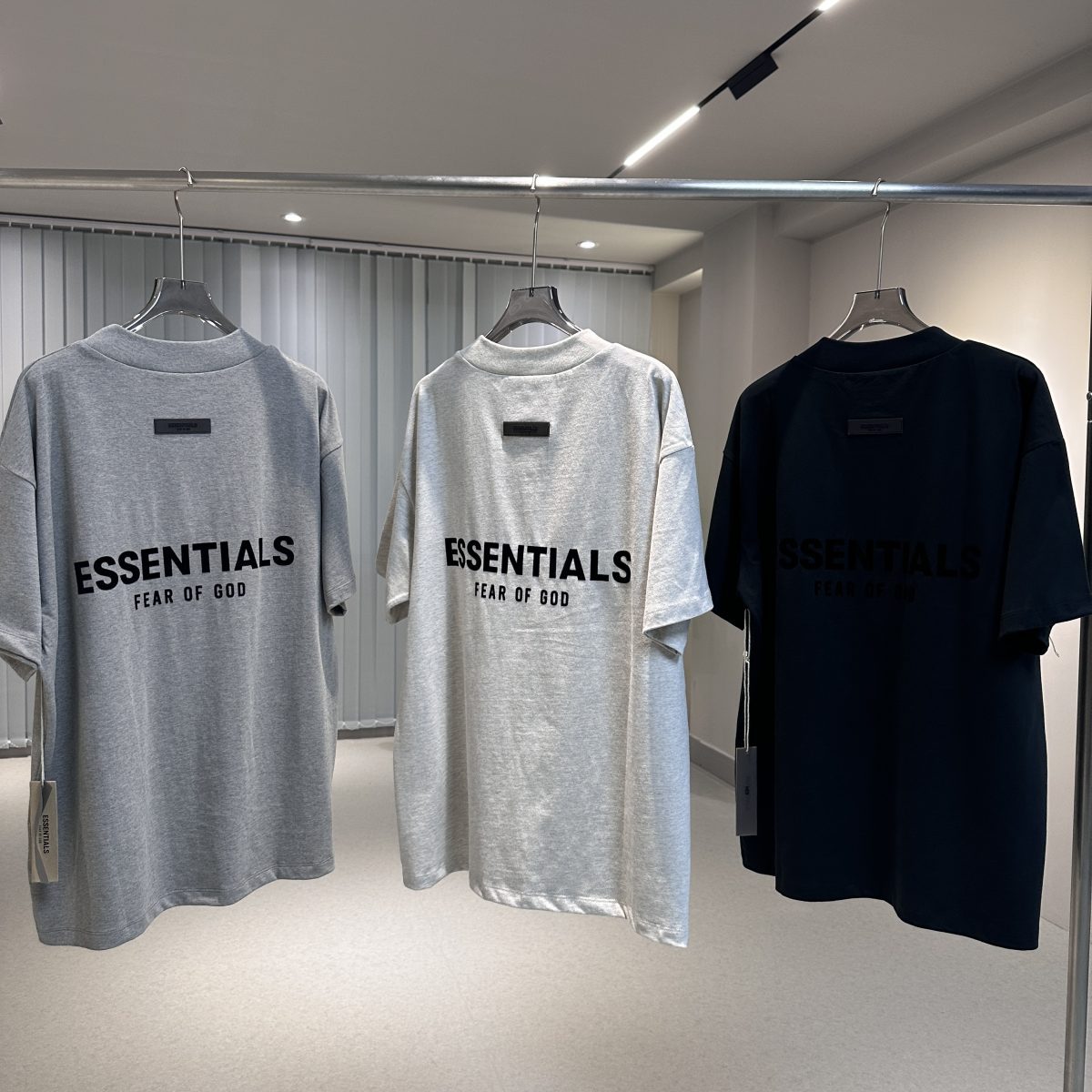 #086 Essentials t shirt - Image 2